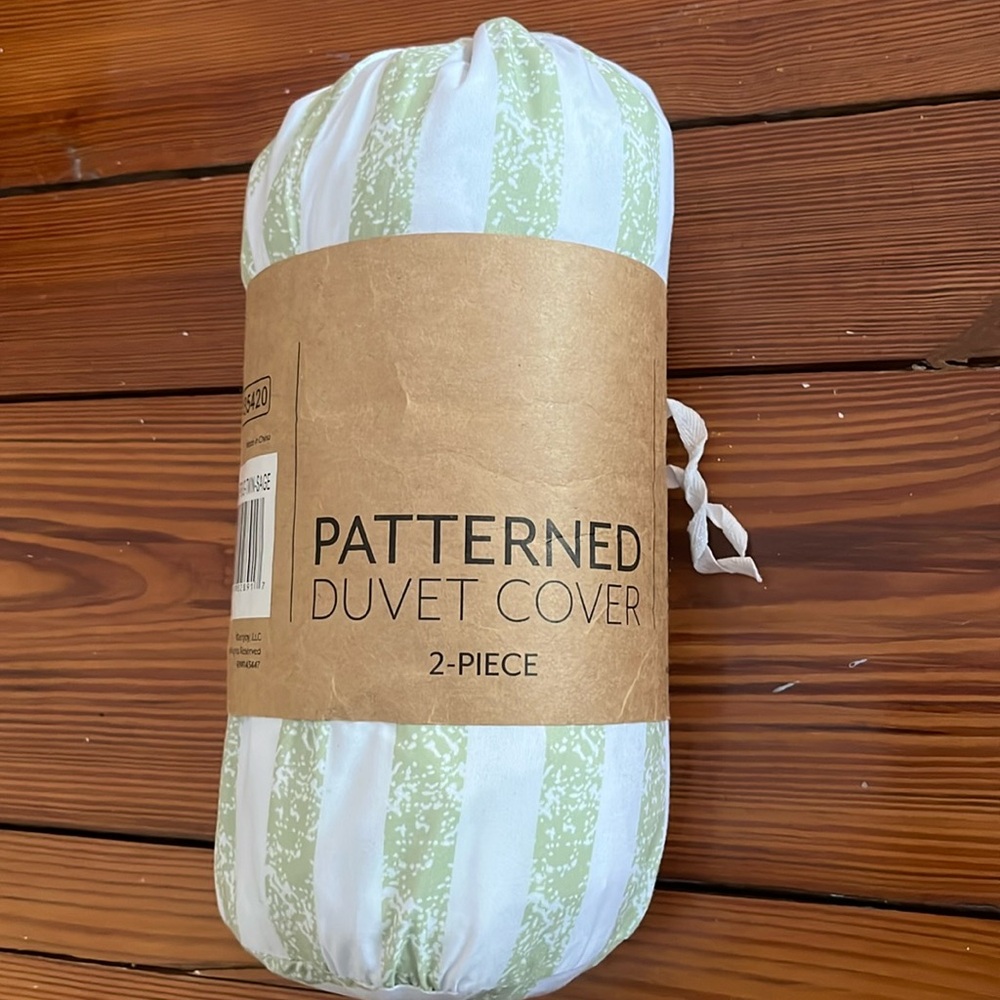 Brand new still in package, twin/ twinXL  one duvet cover and one standard sham